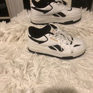 Reebok Low Tops Youth Boy's Casual Sneakers Size 1Y Black/White Lace up Shoes